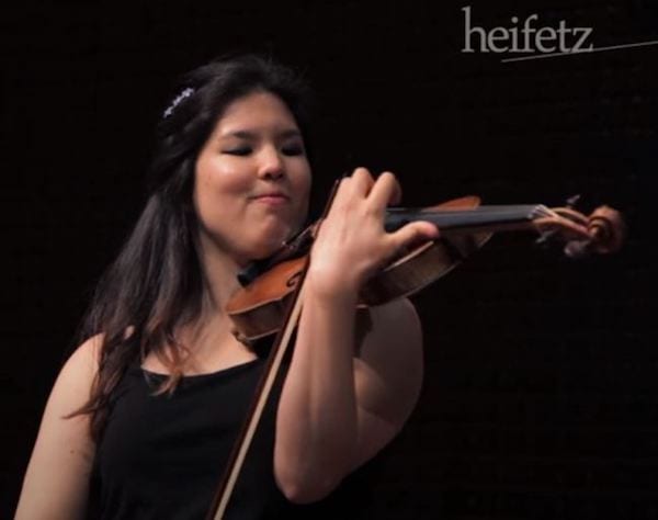 rachell wong plays the violin